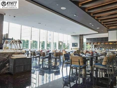 Трпезаријски сто у ресторанском намештају